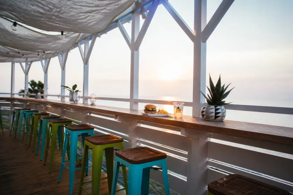 The BEACH BURGER HOUSEの夕景の海を望むテラスカウンター席