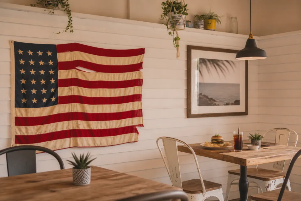The BEACH BURGER HOUSEの星条旗や植物が飾られた店内