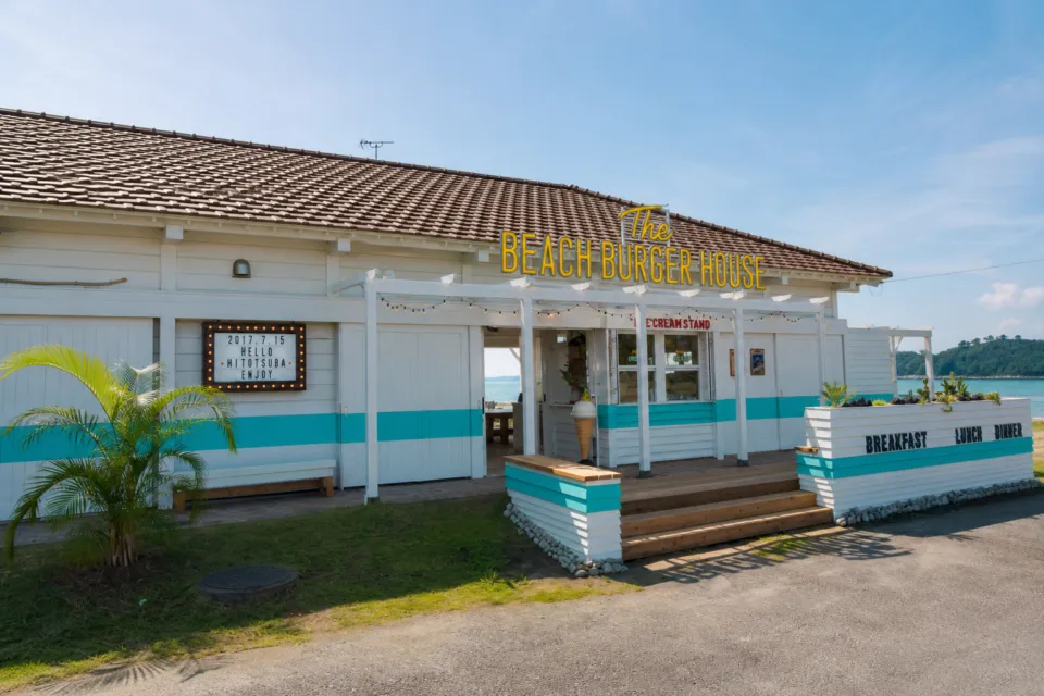 The BEACH BURGER HOUSEのThe BEACH BURGER HOUSEの白い店舗外観