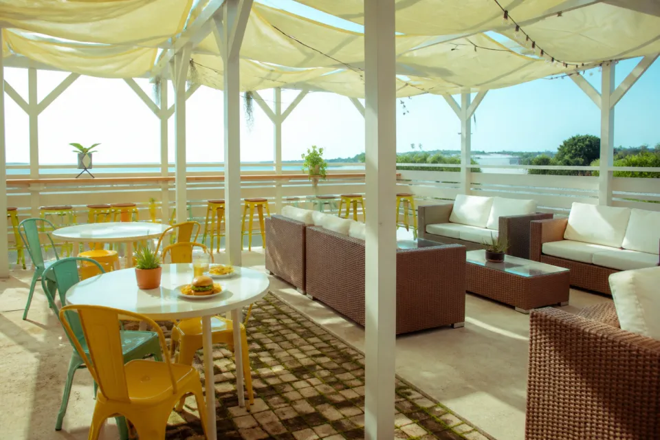The BEACH BURGER HOUSEの海を望む白いソファのテラス席