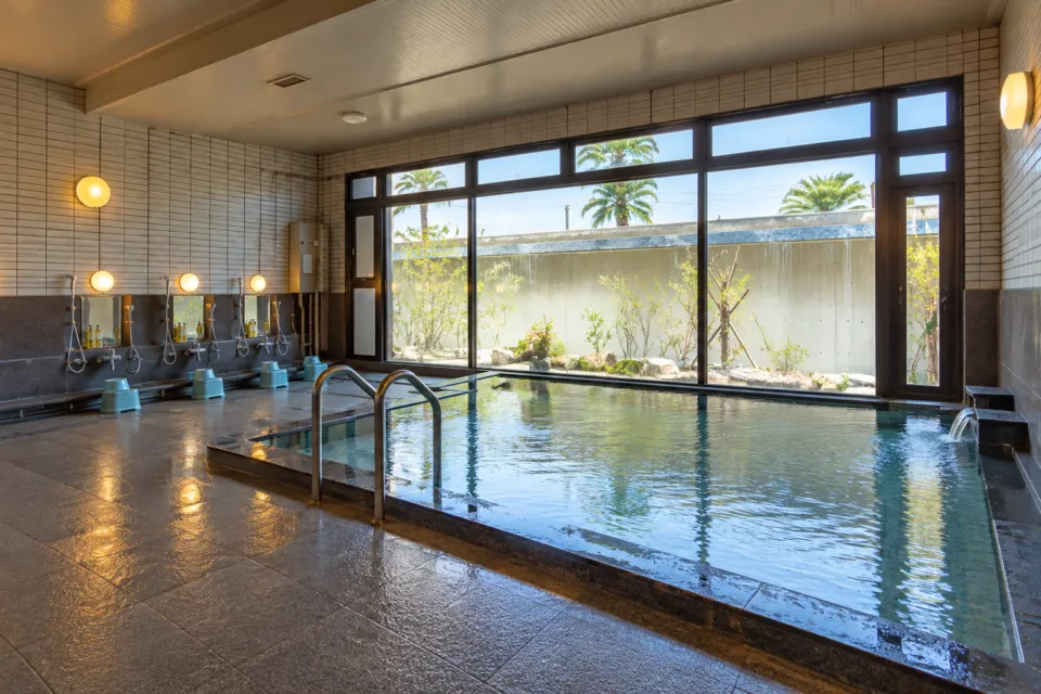 THE HOTEL YAKUSHIMAの庭園を望む大浴場