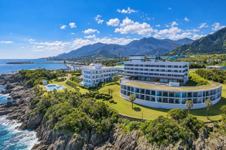 THE HOTEL YAKUSHIMAの海岸沿いに建つホテル全景