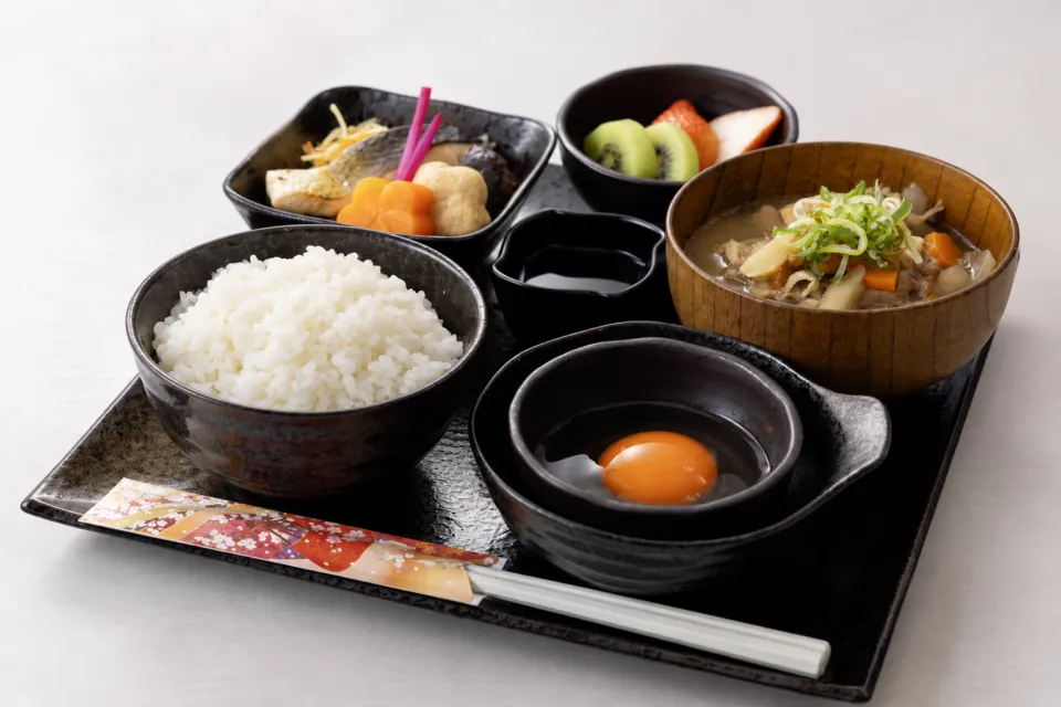 THE KANZASHI TOKYO ASAKUSAの卵かけご飯と豚汁の朝食