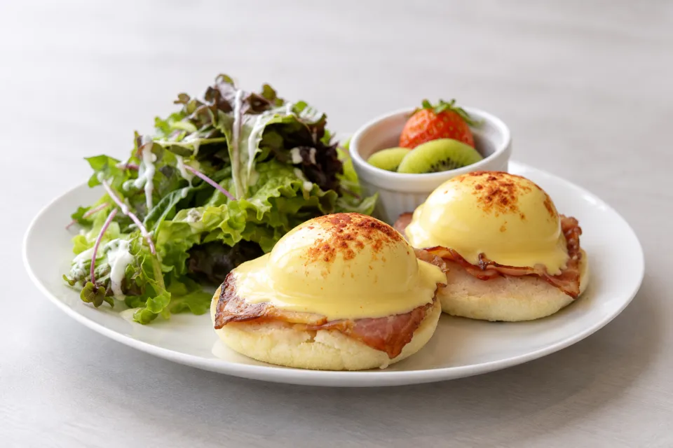 THE KANZASHI TOKYO ASAKUSAのベーコンエッグベネディクトの朝食