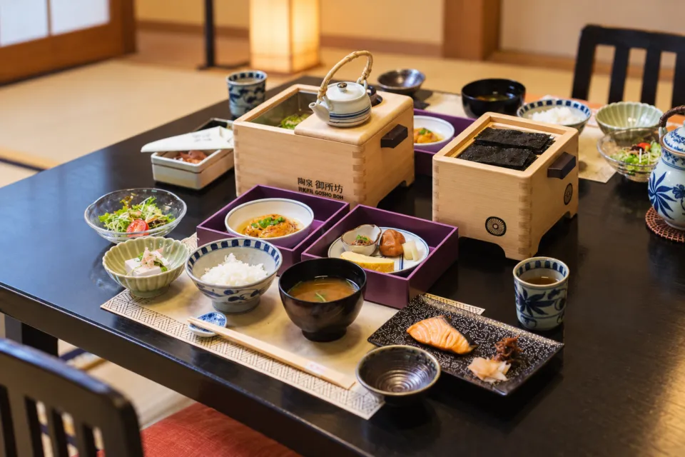 陶泉 御所坊の湯豆腐を含む朝食の膳