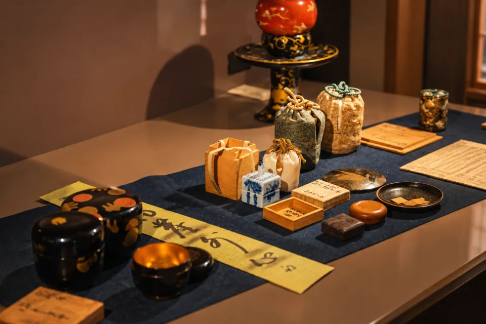 陶泉 御所坊の天楽27番室に展示された茶道具