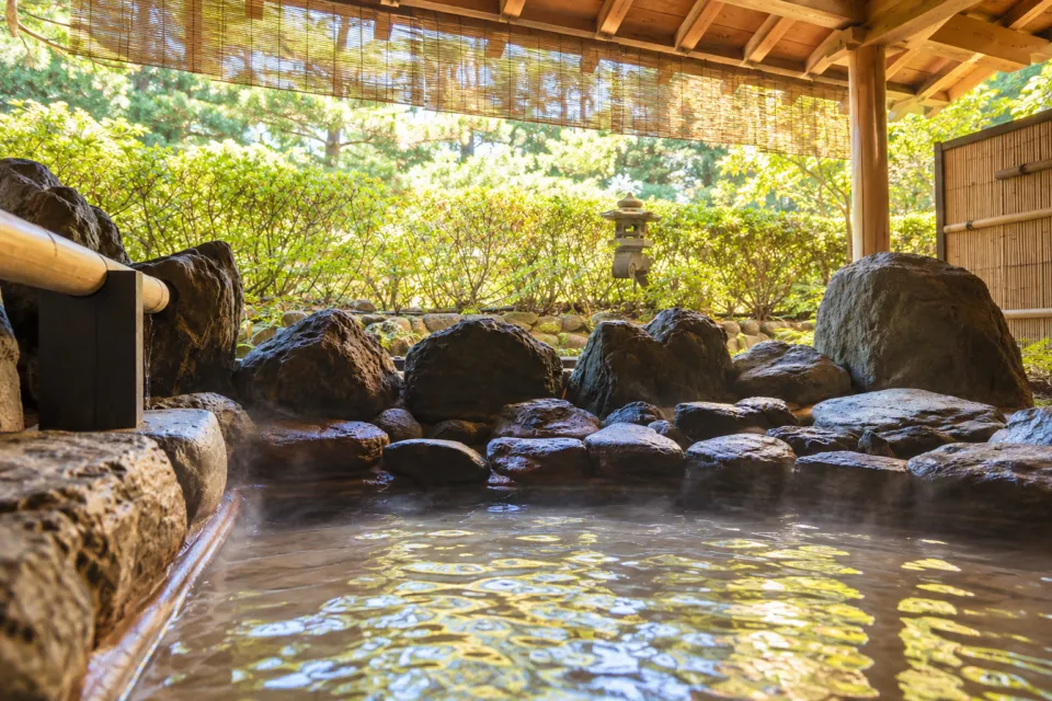 陶泉 御所坊の庭に面した岩組みの半露天