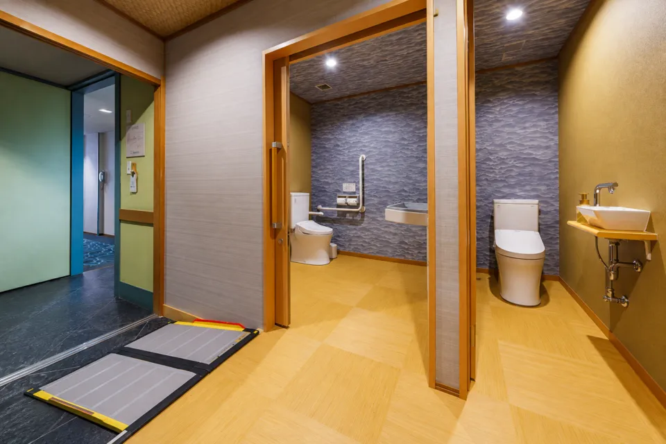 戸田家のバリアフリー和洋スイートのトイレ入口とスロープ