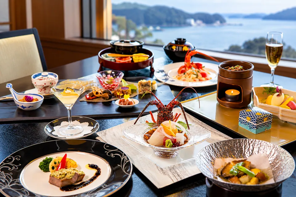 戸田家の伊勢海老などの料理を並べた会席膳