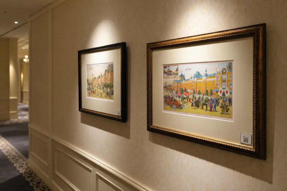 東京ステーションホテルの館内の歴史展示が並ぶ廊下