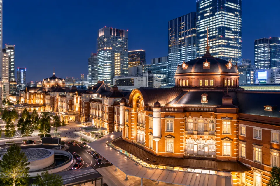 東京ステーションホテルの夜間にライトアップされた東京駅丸の内駅舎の外観