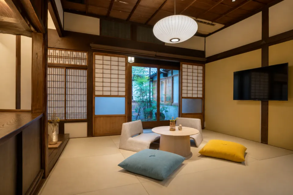 鞆の浦 潮待ちホテルの櫓屋の1階プレミアムの居間