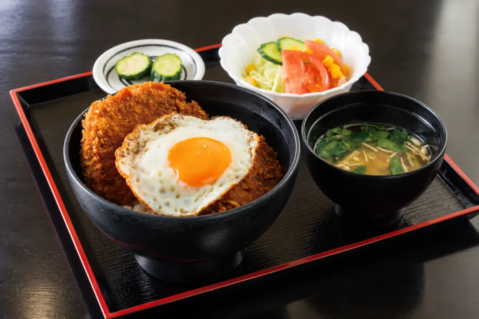 とんかつ味処 くらの目玉焼きがのったヒレカツ丼定食