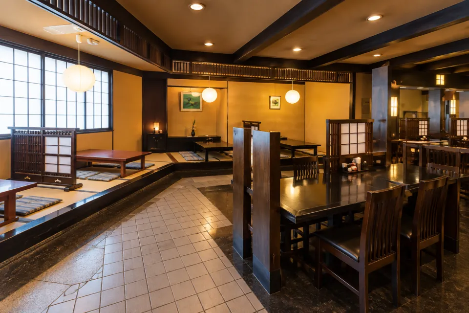 とんかつ味処 くらの板の間と店内の通路