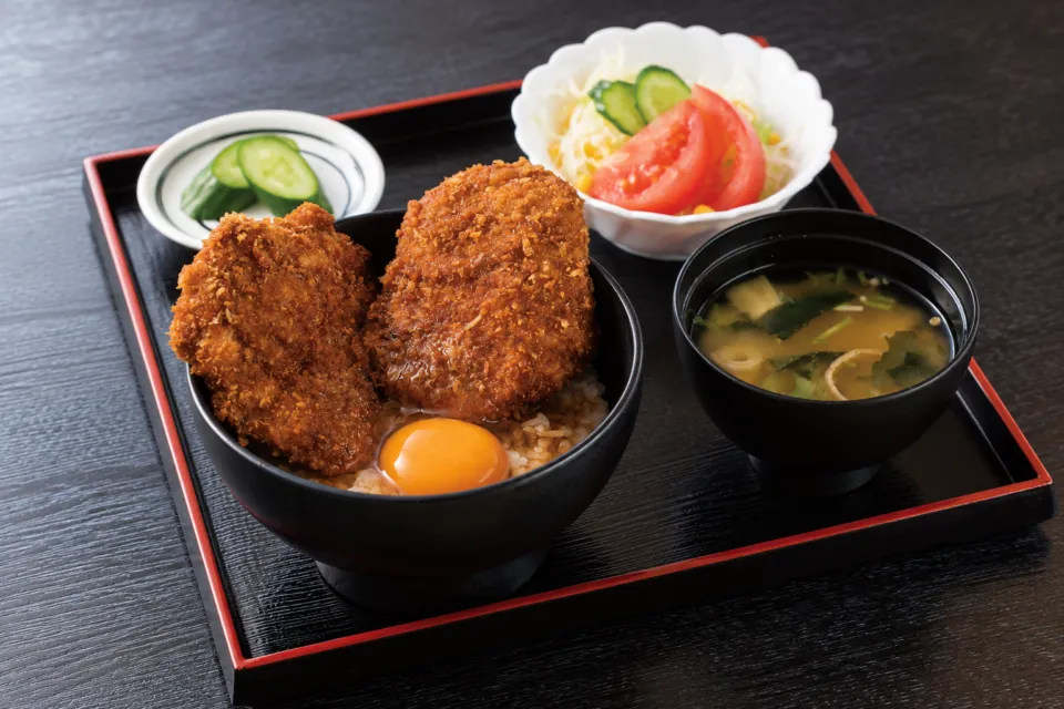 とんかつ味処 くらの卵が添えられたゴール丼