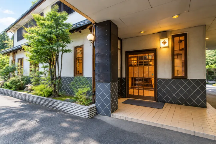 とんかつ味処 くらの店舗の蔵造りの外観と入口