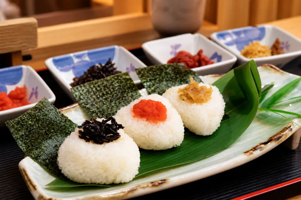 土佐御苑の朝食で職人が握るおにぎり