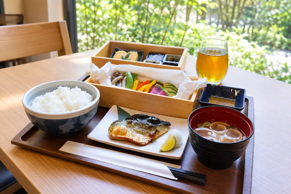 トーセイホテル ココネ鎌倉の和朝食の配膳