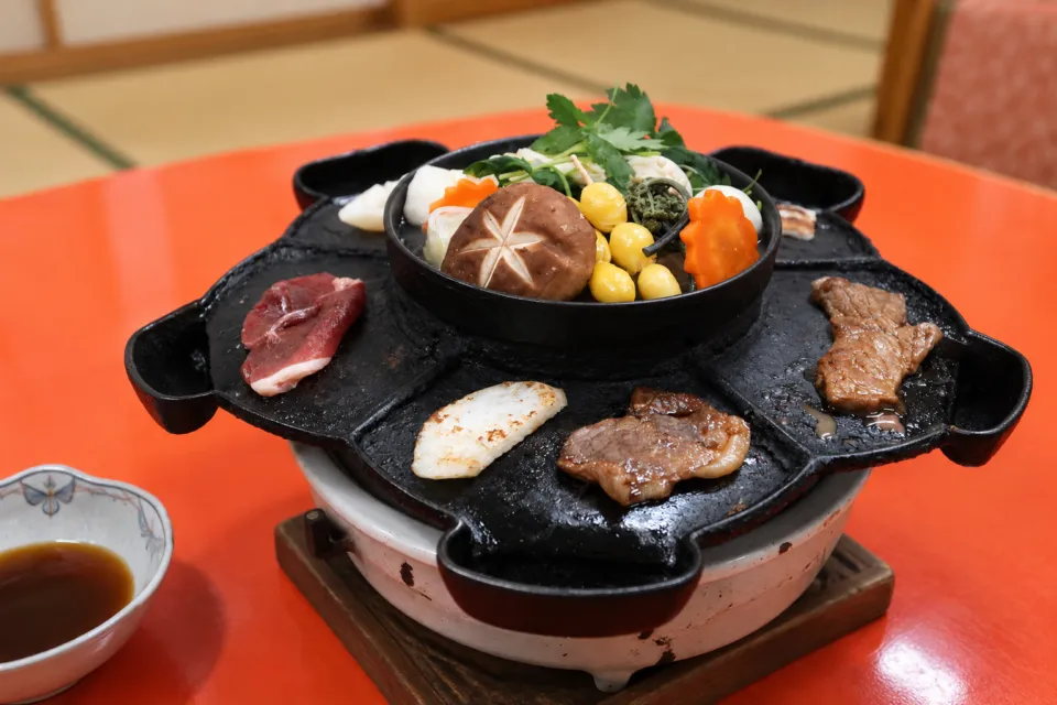 多武峰観光ホテルの鉄板焼きと水炊きを楽しむ義経鍋