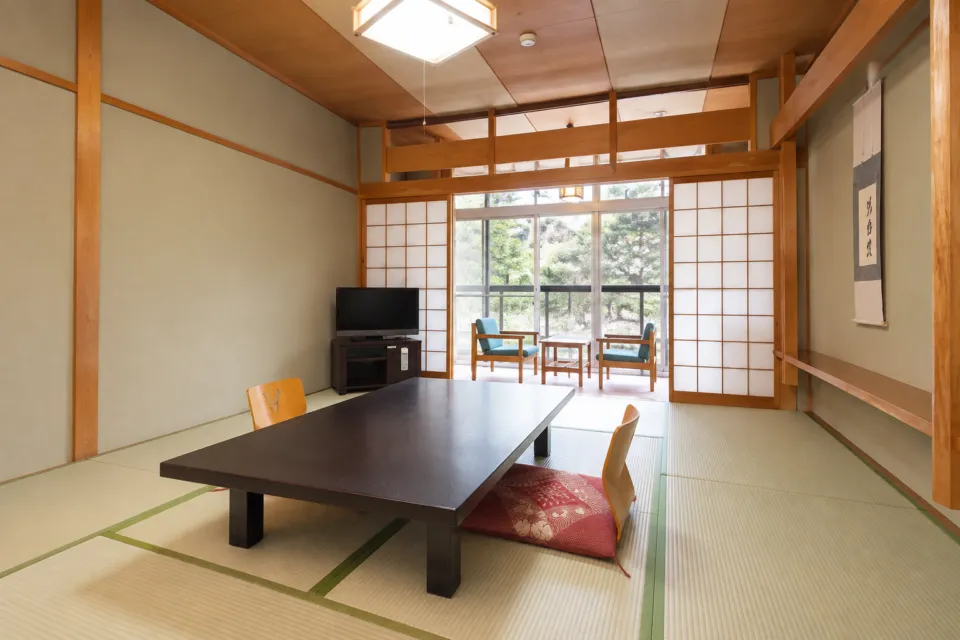 多武峰観光ホテルの本館の和室と窓側の椅子