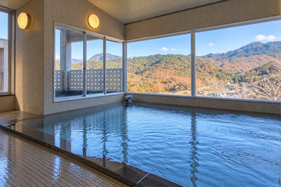 蒜山なごみの温泉 津黒高原荘の紅葉を望む大浴場