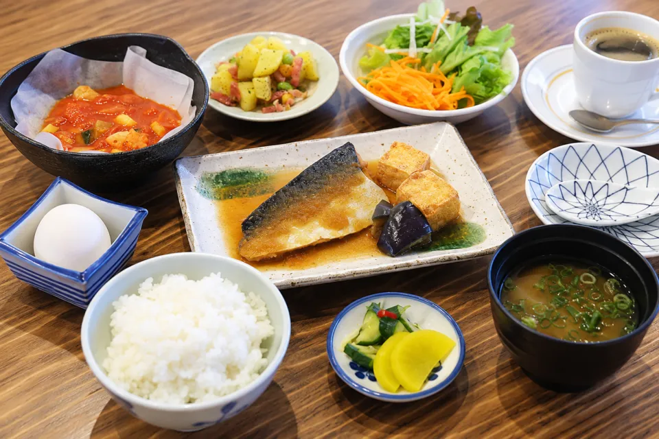 蒜山なごみの温泉 津黒高原荘の魚や卵焼きを並べた朝食の一例