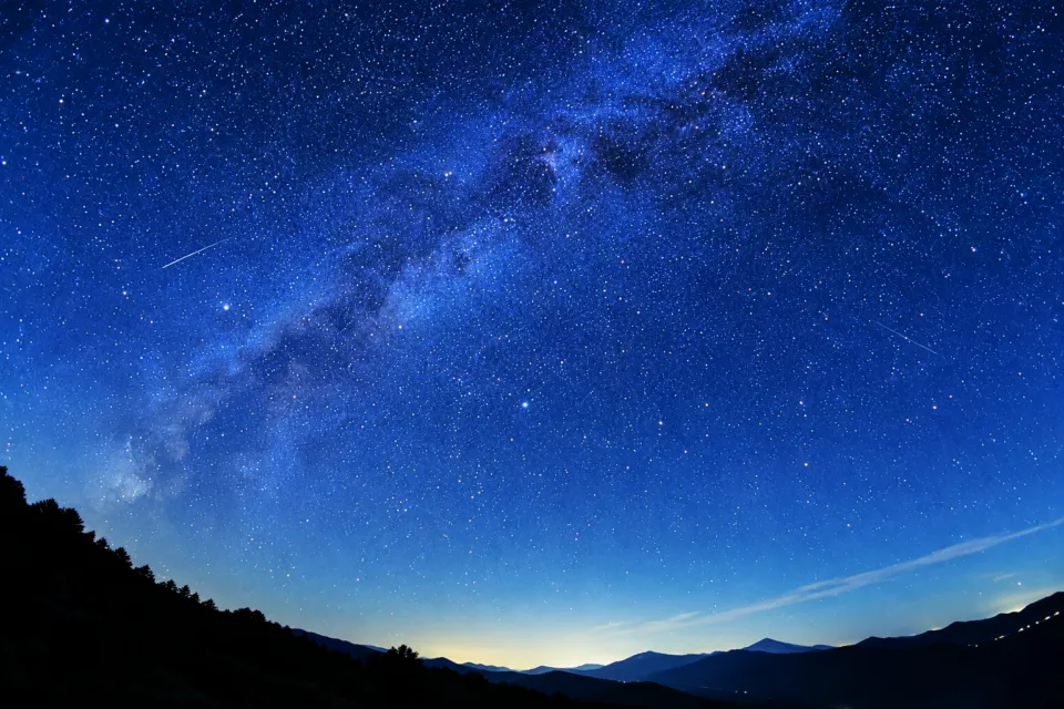 蒜山なごみの温泉 津黒高原荘の山並みの上に広がる星空