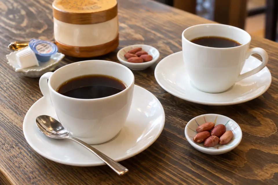 月待の滝 もみじ苑の木のテーブルに置かれた二杯のコーヒー