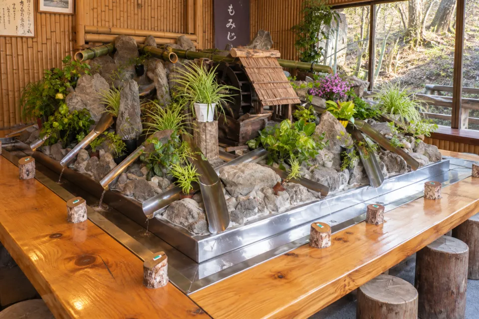 月待の滝 もみじ苑の店内に設置された流しそうめんの設備
