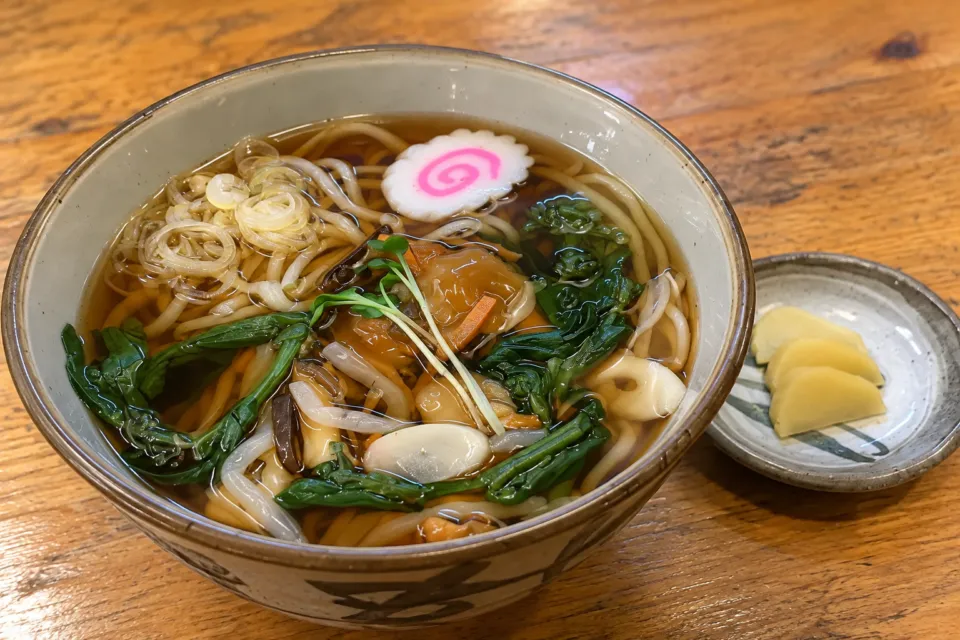 月待の滝 もみじ苑の山菜をのせた温かいそば