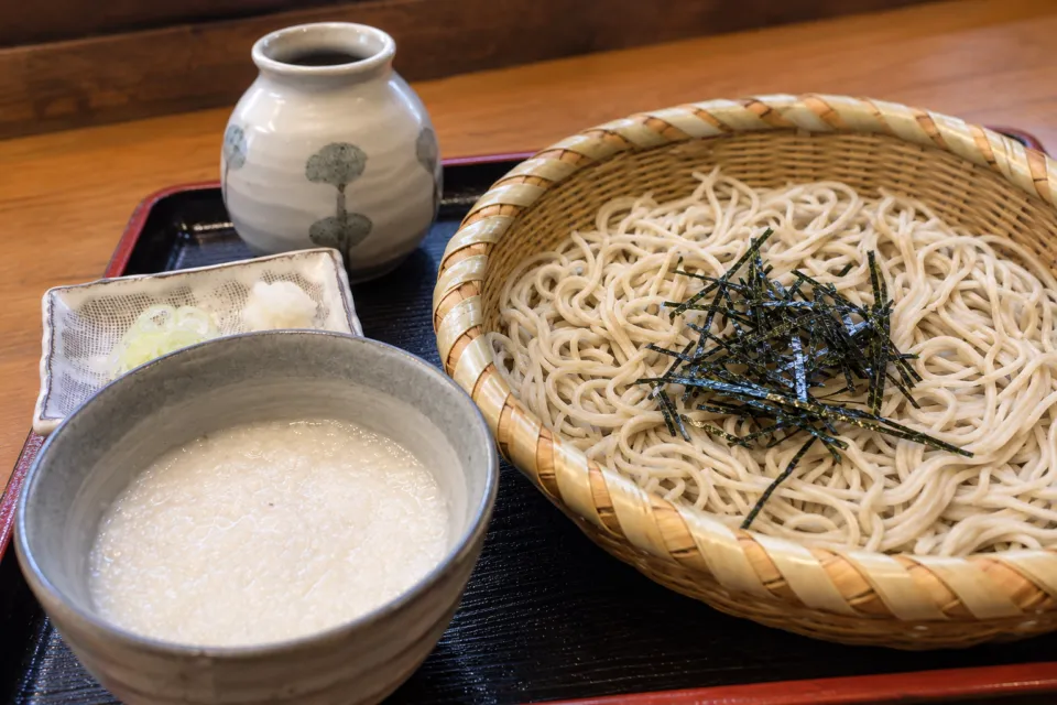 月待の滝 もみじ苑のとろろを添えたそば
