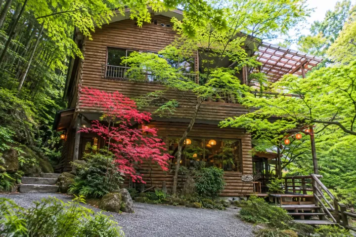 月待の滝 もみじ苑の月待の滝もみじ苑の木立に囲まれた外観