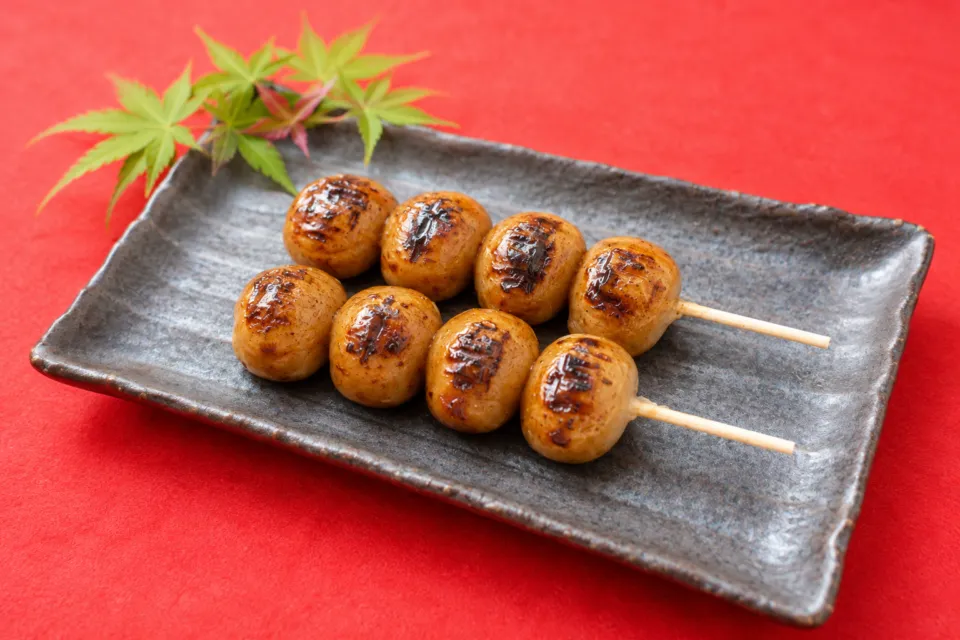 月待の滝 もみじ苑のしょうゆ味のそば団子