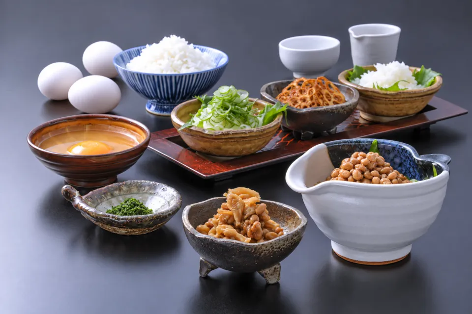 筑波山江戸屋の納豆やご飯を並べた朝食
