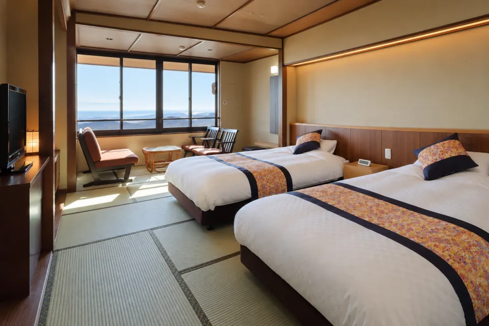 筑波山江戸屋の501 琥珀のベッドと窓辺
