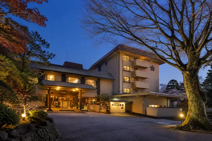 筑波山江戸屋の青い夕空を背景にした建物と玄関
