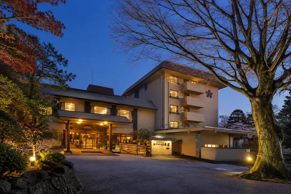 筑波山江戸屋の青い夕空を背景にした建物と玄関