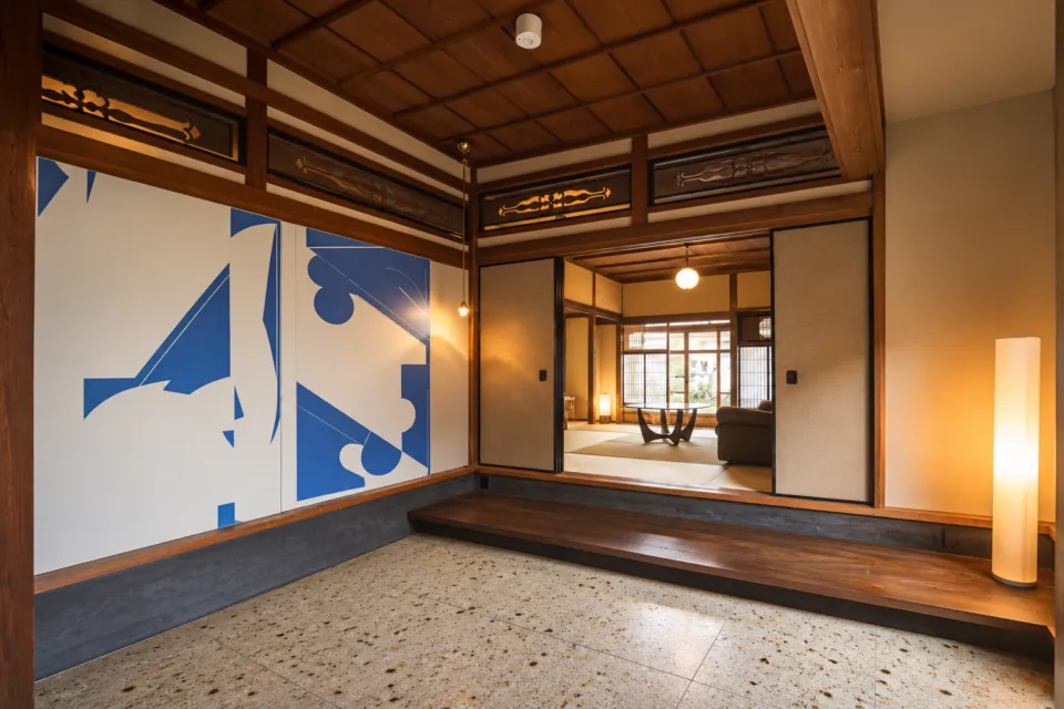 内子の宿の紬の木造廊下と壁面のアート