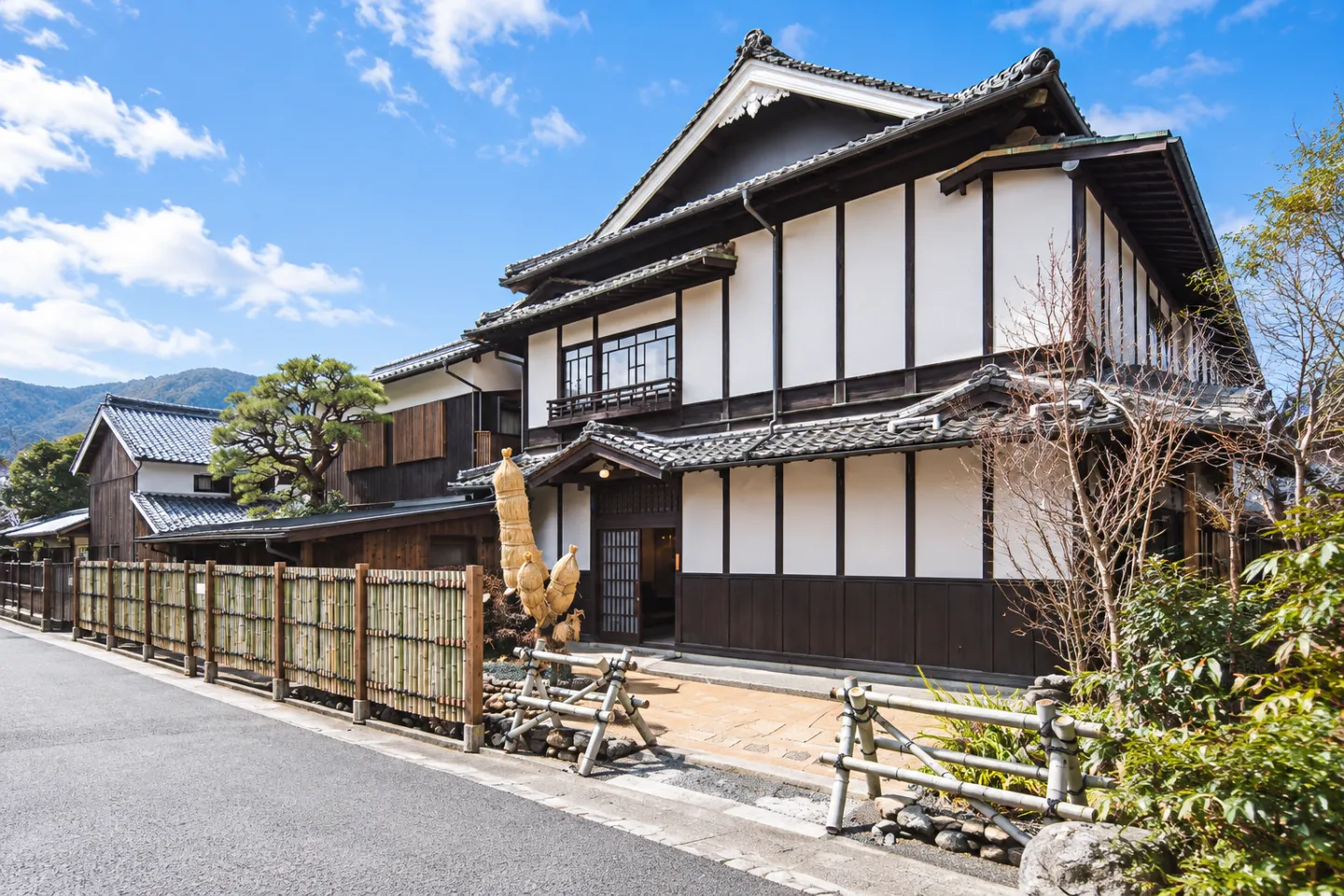 内子の宿の紬の庭越しに望む瓦屋根と白壁の外観