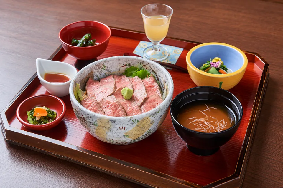 上杉伯爵邸のローストビーフ丼の膳