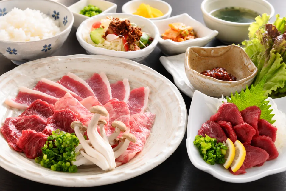馬桜 銀座通り店の馬肉料理を組み合わせた膳