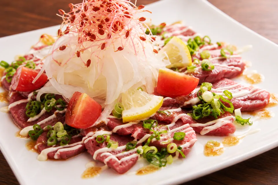 馬桜 銀座通り店の野菜を添えた馬肉料理