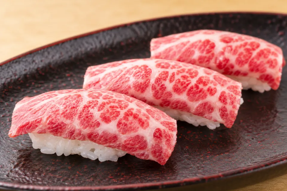 馬桜 銀座通り店の馬肉をのせた寿司