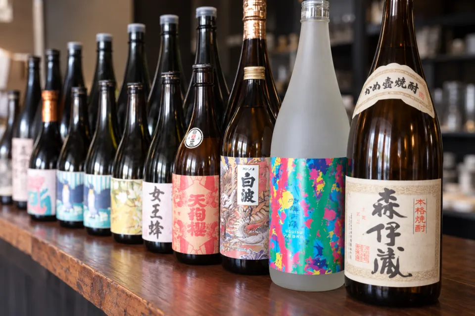 梅屋の焼酎のボトルが並ぶ棚