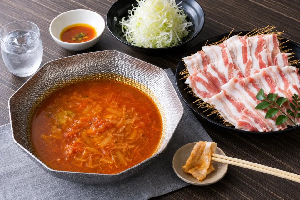 梅屋のトマト出汁のしゃぶしゃぶ鍋と黒豚