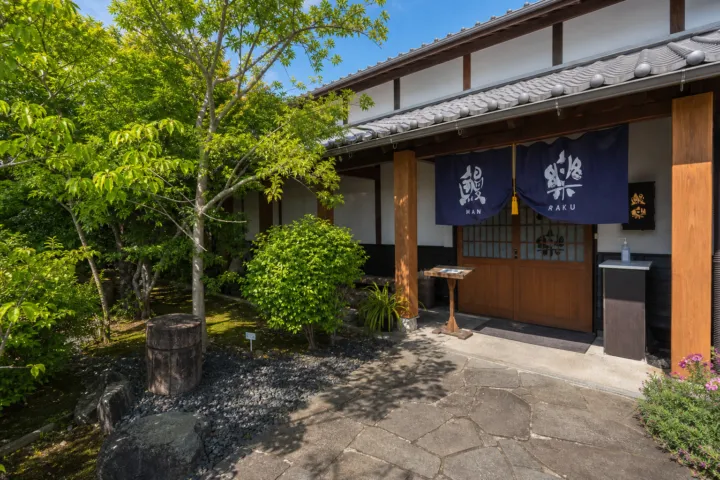 うなぎ処 鰻楽の暖簾が掛かる正面入口