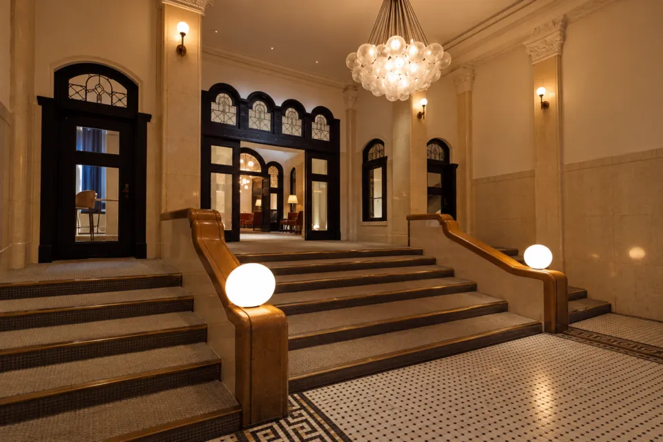 UNWIND HOTEL & BAR 小樽のシャンデリアと正面階段