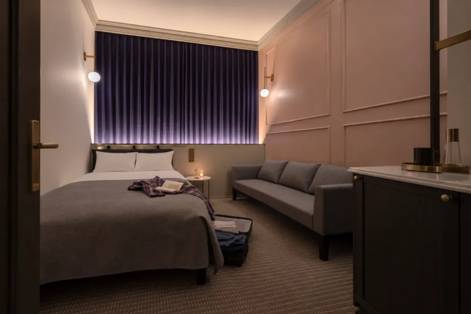 UNWIND HOTEL & BAR 小樽の夜のダブル客室のベッドとソファ