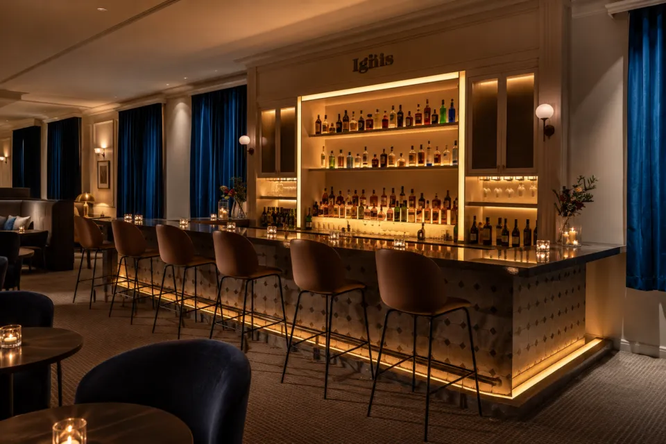 UNWIND HOTEL & BAR 小樽の照明が灯るバーカウンター