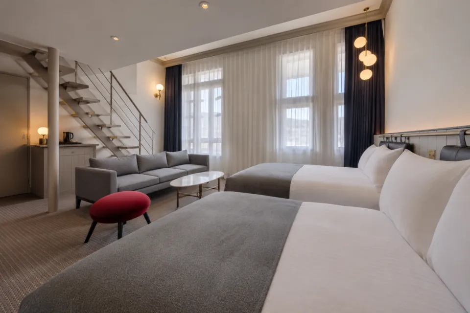 UNWIND HOTEL & BAR 小樽のロフト付き客室のベッドとソファ